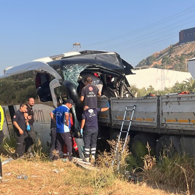 Otobüs TIR'a çarptı! 2 ölü, 18 yaralı