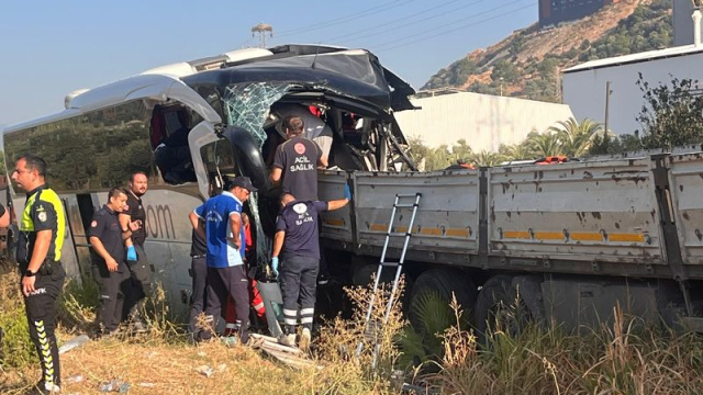Otobüs TIR'a çarptı! 2 ölü, 18 yaralı