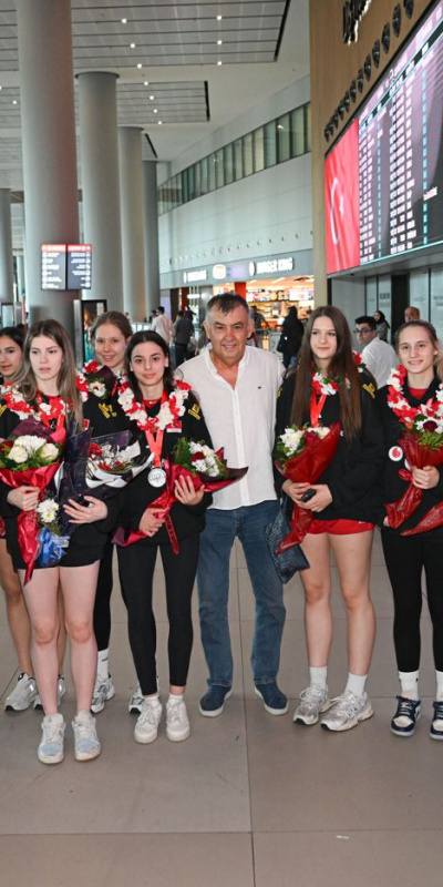 Dünya 2'ncisi 'Genç Sultanlar' yurda döndü!