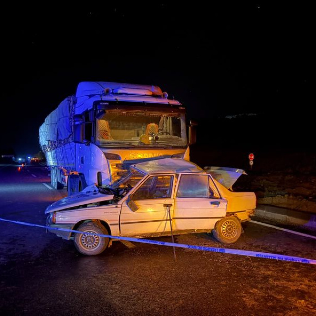 TIR ile çarpışan otomobildeki evli çift öldü