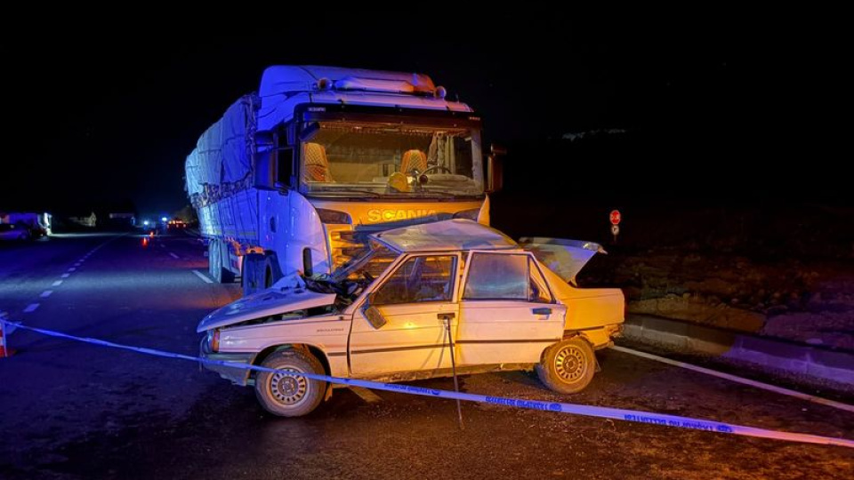 TIR ile çarpışan otomobildeki evli çift öldü