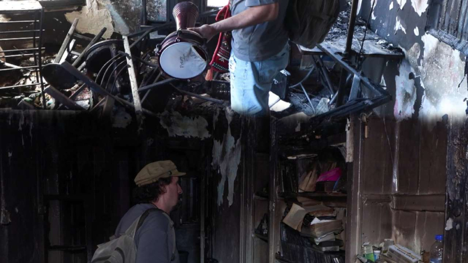 Maç sonrası atılan havai fişek ressamın evini yaktı