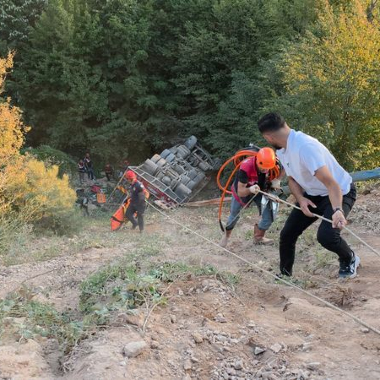 Nakliye aracı şarampole devrildi: 1 ölü haber görseli