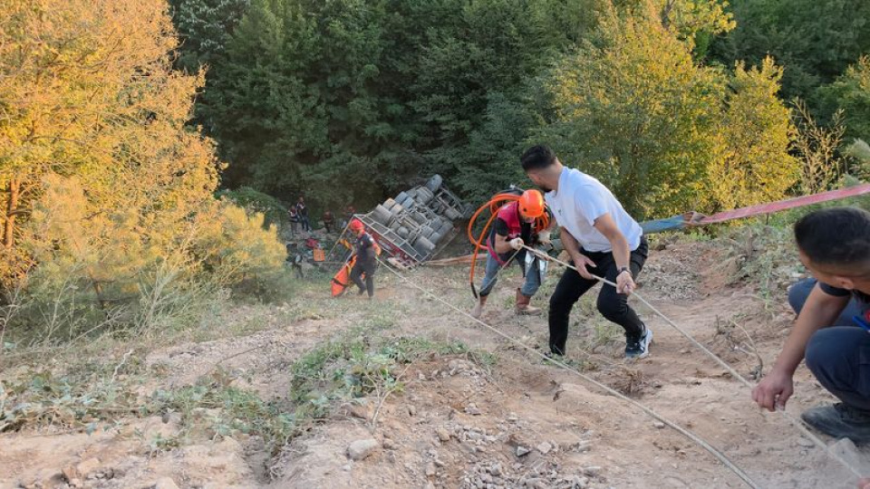 Nakliye aracı şarampole devrildi: 1 ölü