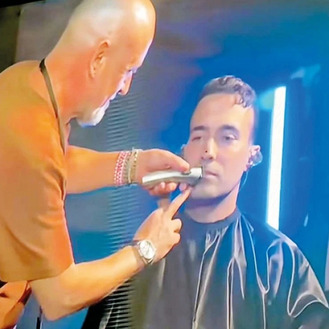 Konser arasında bıyıklarını kestirdi