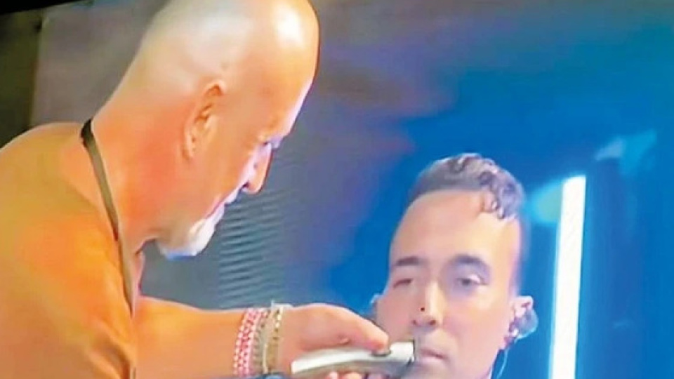 Konser arasında bıyıklarını kestirdi