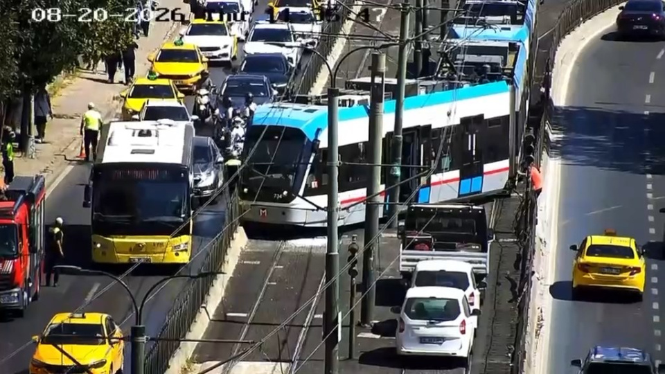 İstanbul'da tramvay raydan çıktı!