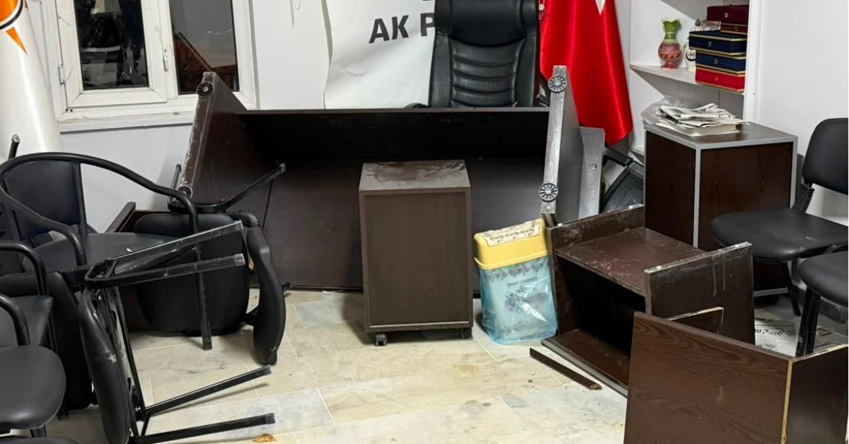 AK Parti Emet İlçe Başkanlığı binasına saldırı düzenlendi
