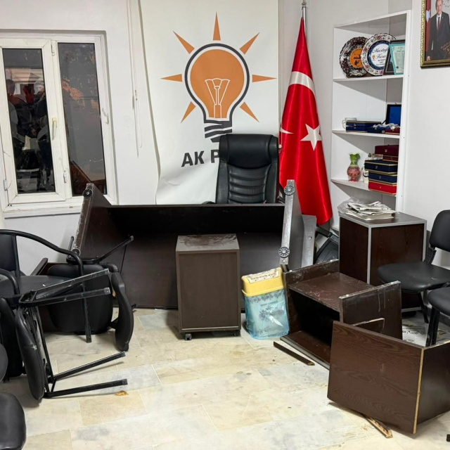 AK Parti İlçe Başkanlığı binasına saldırı