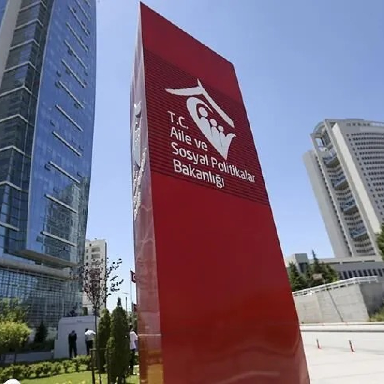 Bakanlıktan 'bakıma muhtaç anne ve oğlu' ile ilgili açıklama