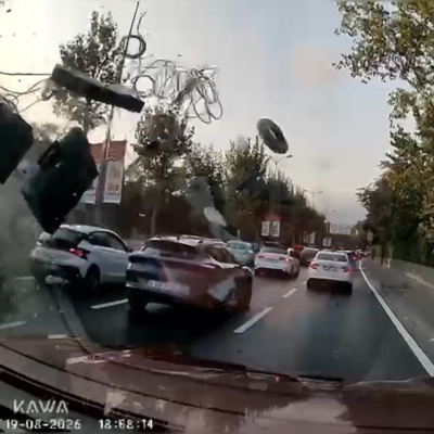 Kontrolü kaybetti, araçların üzerine uçtu!