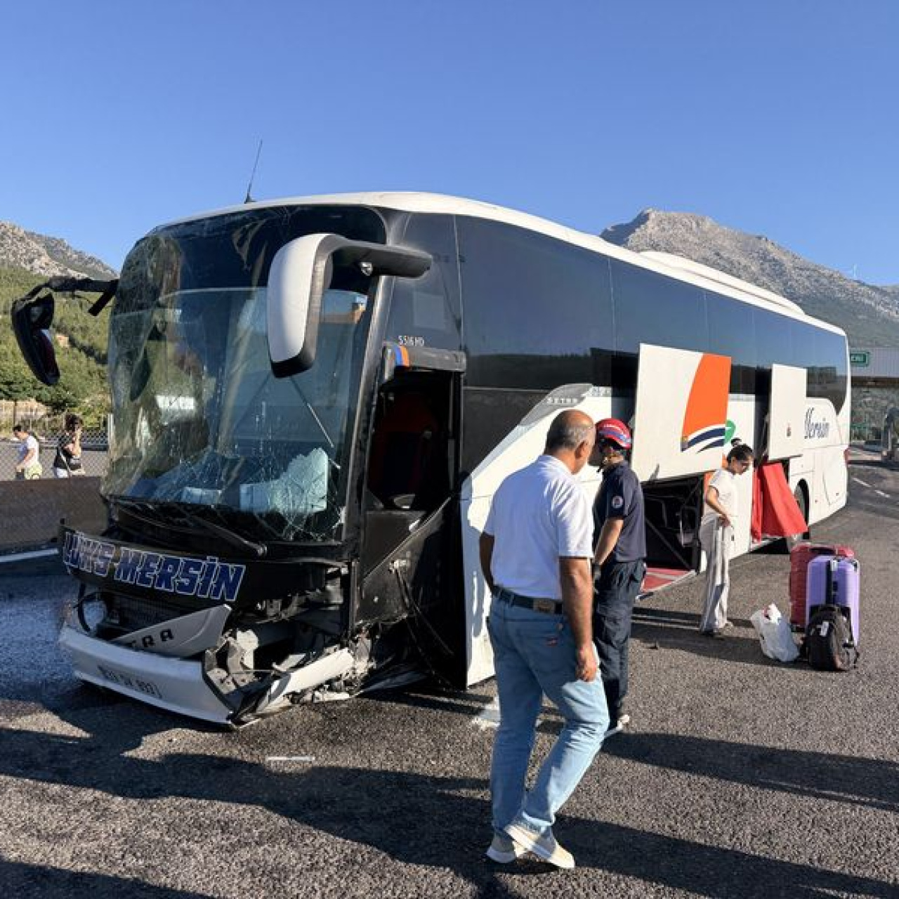 Beton bariyere çarptı! Yaralılar var!