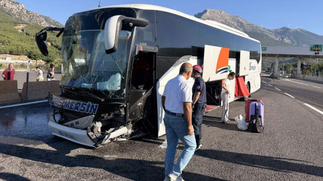 Beton bariyere çarptı! Yaralılar var!