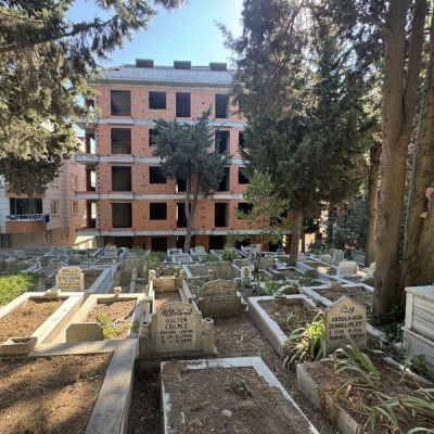 İstanbul'da ilginç görüntü: Mezarlığa sıfır, sıfır daireler