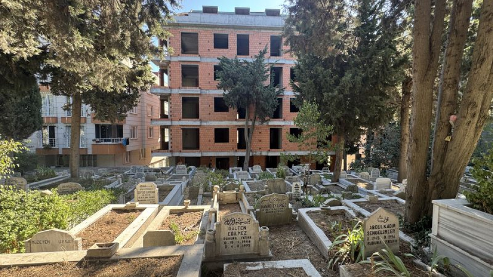 İstanbul'da ilginç görüntü: Mezarlığa sıfır, sıfır daireler