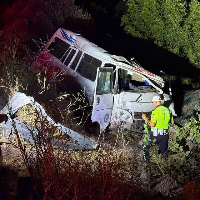 Bariyerlere çarpan minibüs tarlaya devrildi: 1 ölü, 2 yaralı