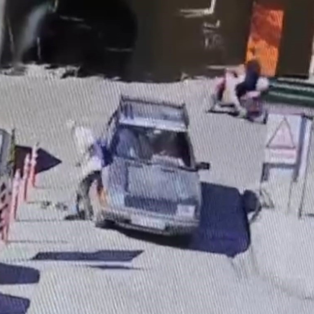 Yaşlı adama çarptı, yoluna devam etti!