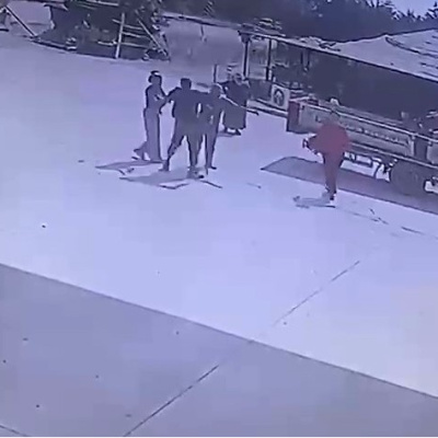 Korkunç görüntü! Genç kadını silah zoruyla kaçırdı!