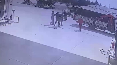 Korkunç görüntü! Genç kadını silah zoruyla kaçırdı!