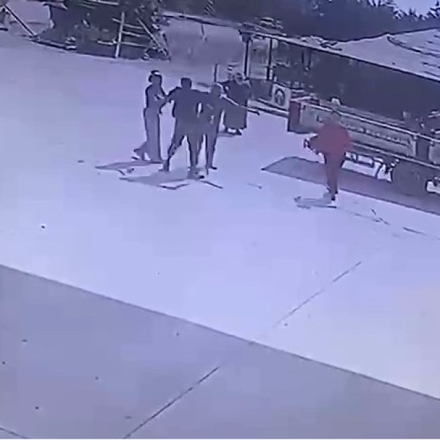 Korkunç görüntü! Genç kadını silah zoruyla kaçırdı!