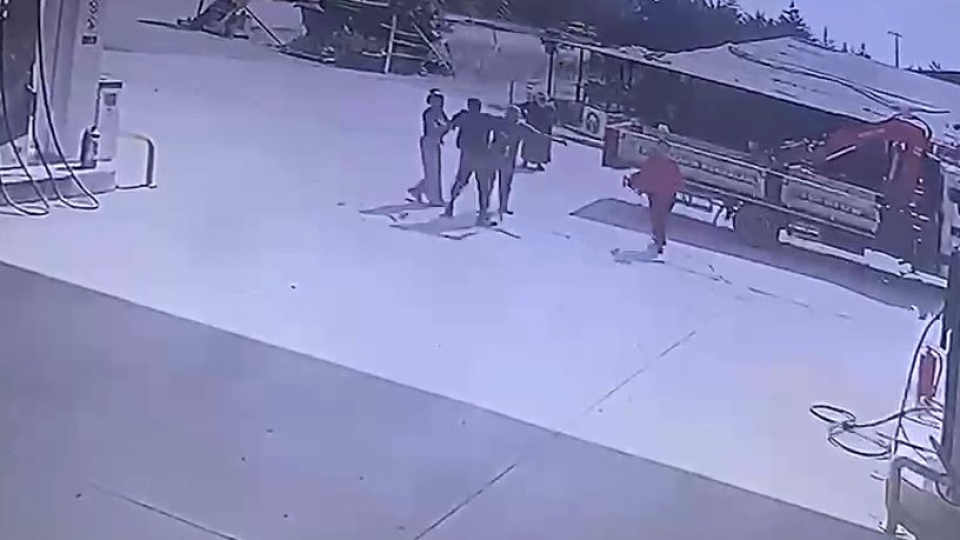 Korkunç görüntü! Genç kadını silah zoruyla kaçırdı!