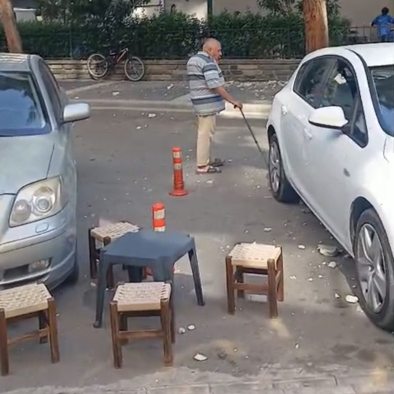İlkadım'da Eğitim Kurumu Binasıdan Döküntüler Yola Çöktü: Trafik Aksı Devam Ediyor