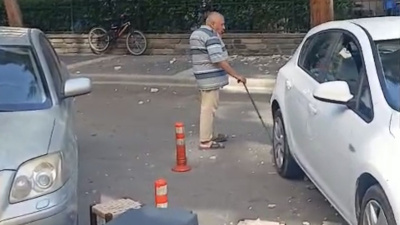 Öğretmenevi duvarından beton parçaları düştü