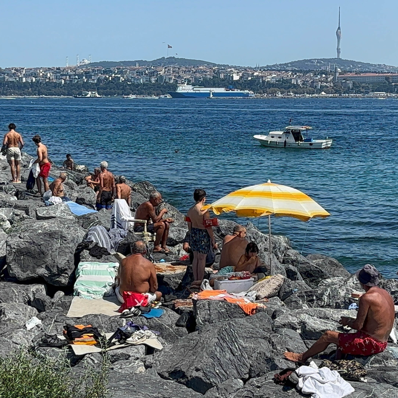 Boğaz'da Yazın Dansı: İstanbul Vatandaşları Serin Suyu Keşif Halinde
