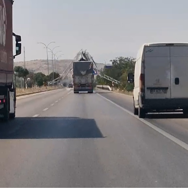 Açılan damper levhayı yıktı!