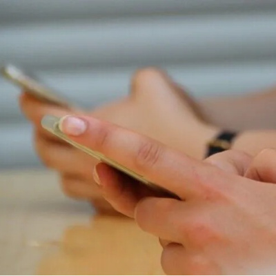 Fransa'da liselerde cep telefonu yasaklandı