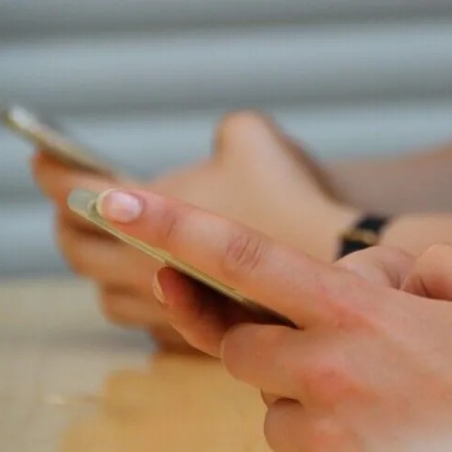Fransa'da liselerde cep telefonu yasaklandı