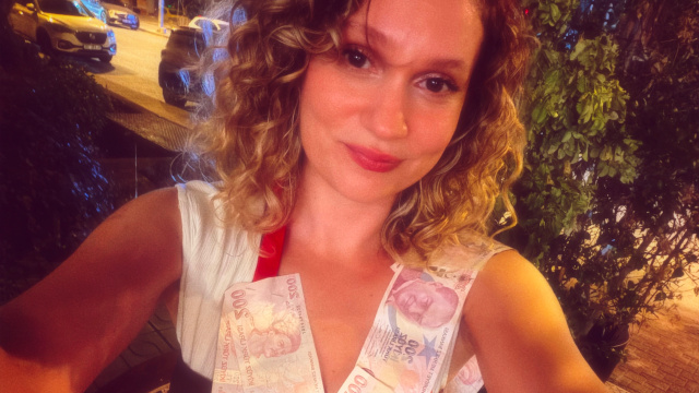 Doğum gününde altın ve para takıldı