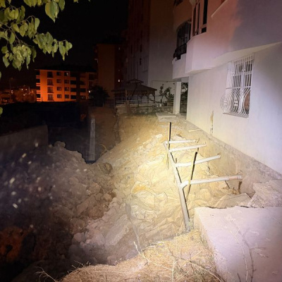 Temel kazısında toprak kaydı, 5 katlı bina boşaltıldı