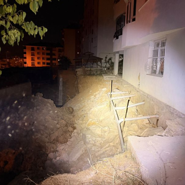 Temel kazısında toprak kaydı, 5 katlı bina boşaltıldı
