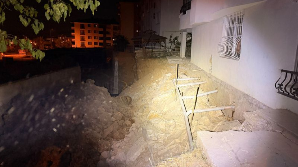 Temel kazısında toprak kaydı, 5 katlı bina boşaltıldı