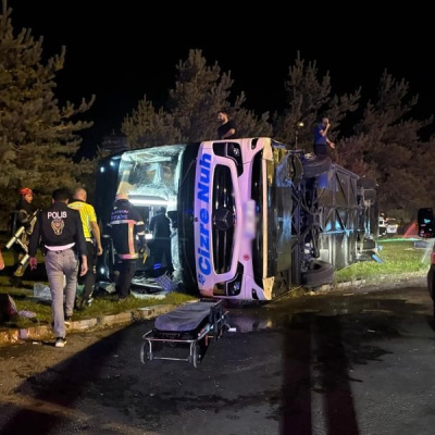 Yolcu otobüsü ile yakıt tankeri çarpıştı: 35 yaralı