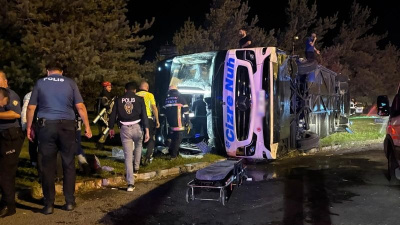Yolcu otobüsü ile yakıt tankeri çarpıştı: 35 yaralı