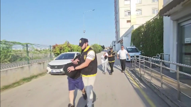 Bıçaklayıp öldürdüler, evde oturmaya devam ettiler!