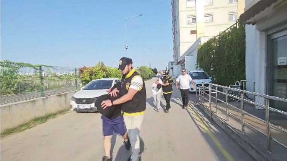 Bıçaklayıp öldürdüler, evde oturmaya devam ettiler!