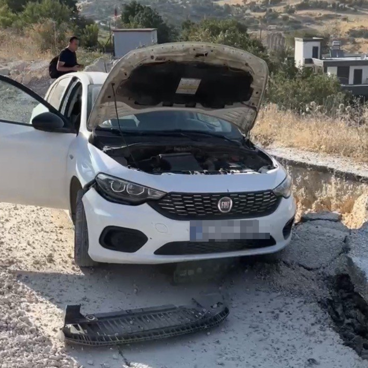 Heyelanda yükselen asfalta çarptı! haber görseli