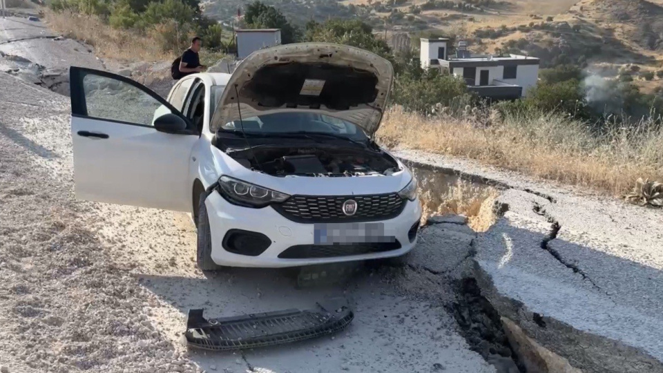 Heyelanda yükselen asfalta çarptı!