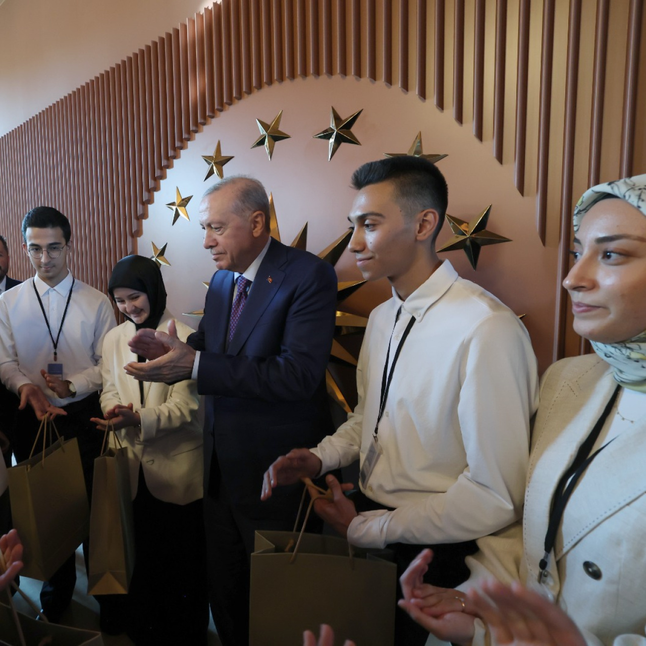 Geçmişin Mirasıyla Genç Kalpler Birleşti: Erdoğan Ahlat'ta Eğitim Öğrencileriyle Buluştu