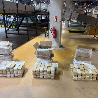 Kargo paketlerinden 109 kilo uyuşturucu çıktı