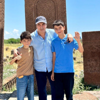Necati Şaşmaz çocuklarıyla Ahlat'ta