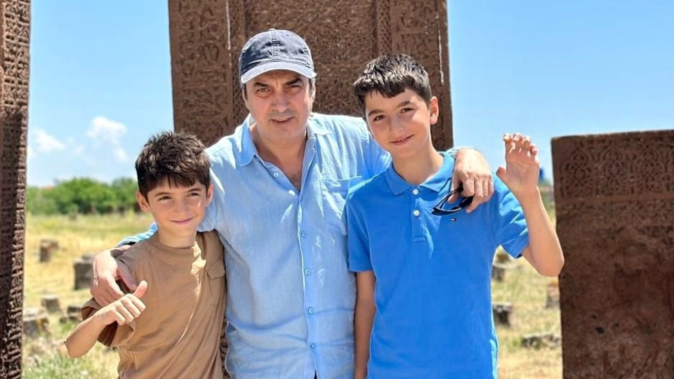 Necati Şaşmaz çocuklarıyla Ahlat'ta