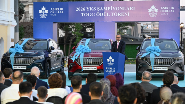 YKS birincilerine Togg hediye edildi