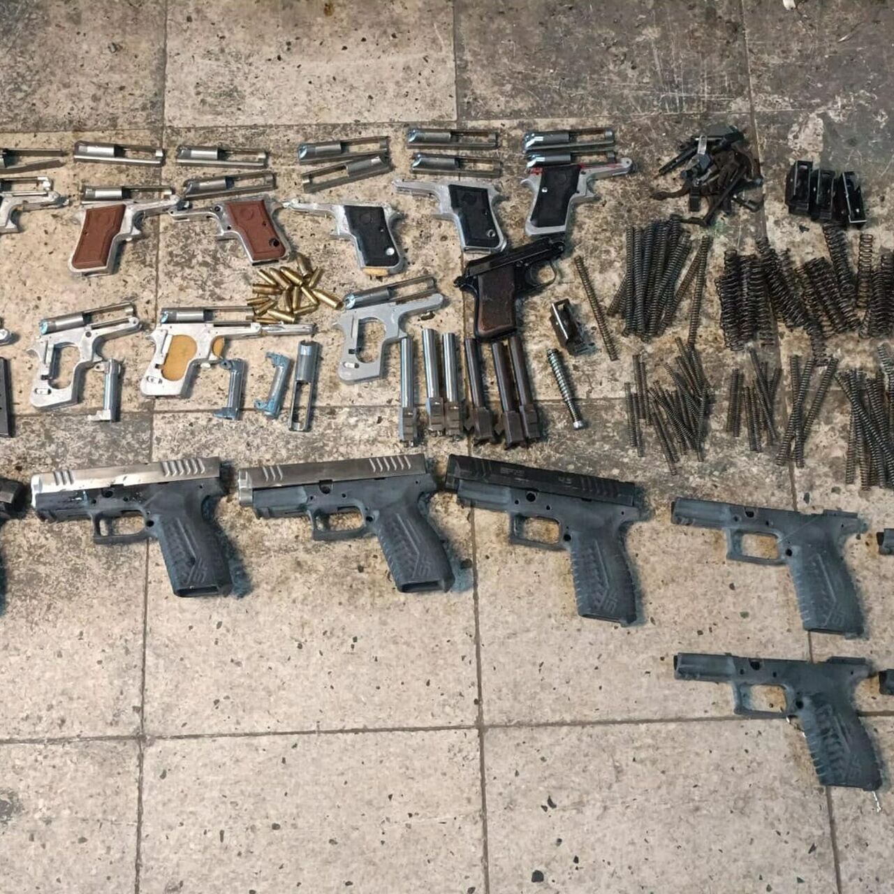 2 ilde silah operasyonu: 13 gözaltı haber görseli