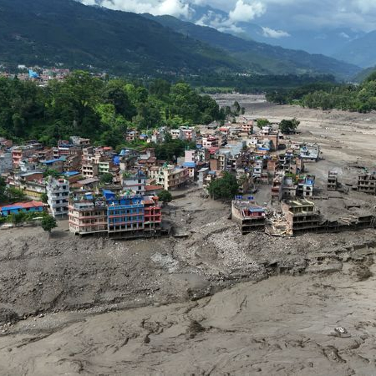 Nepal'de sel: Yüzlerce turist kayboldu