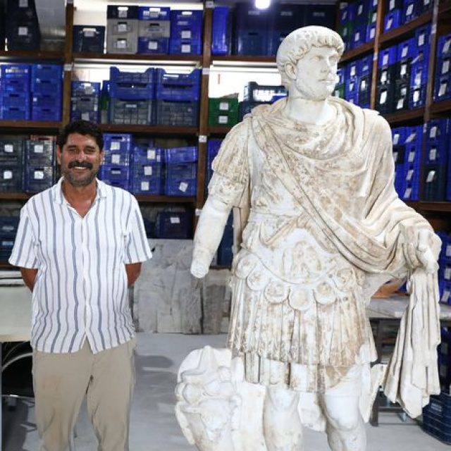 Hadrianus heykeli yeniden ayağa kaldırıldı