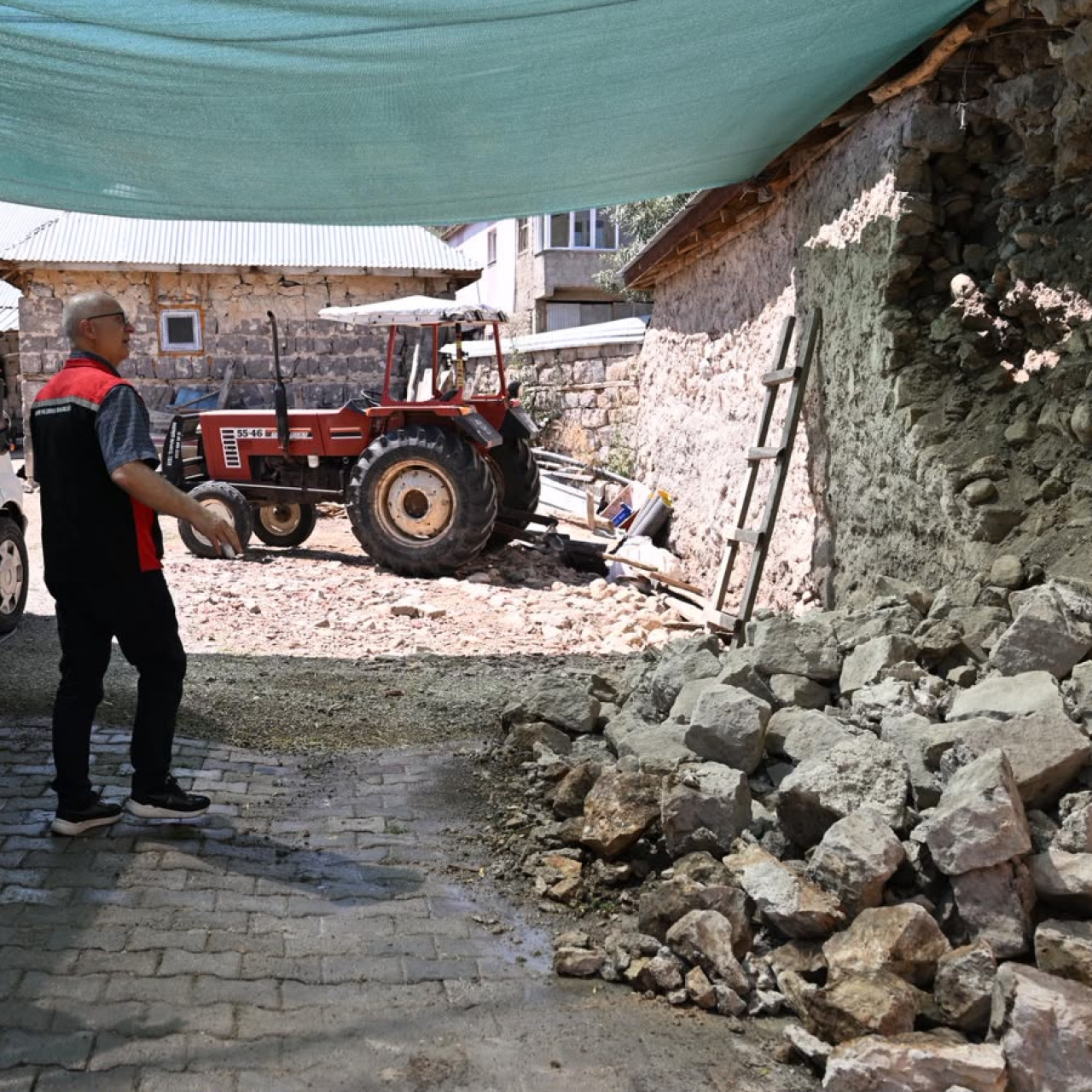 4.1'lik depremde hasar meydana geldi haber görseli